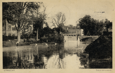 856409 Gezicht op de Stadsbuitengracht te Utrecht, met rechts de Tolsteegbrug.